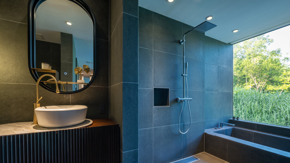Rinzan Chalet - Guest bedroom ensuite bathroom